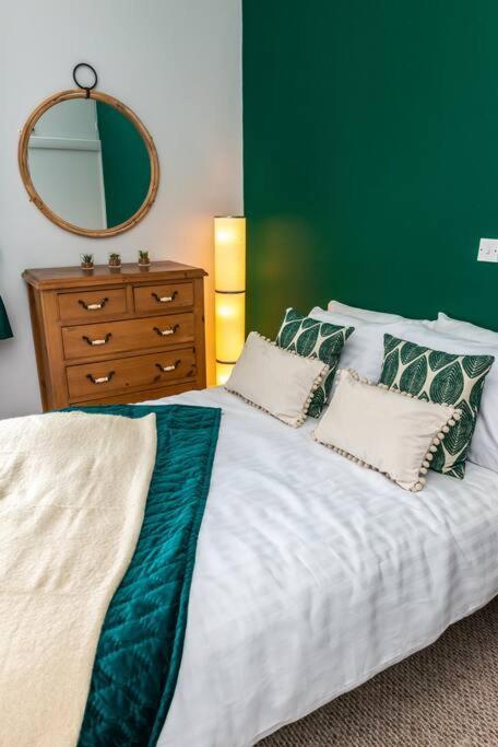 Apartment * Popular * Stunning Quiet By The Sea Torquay
